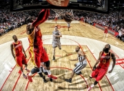 开云体育入口-欧冠决赛的绿茵硝烟，活塞与森林狼的巅峰对决，一场跨越时空的体育寓言