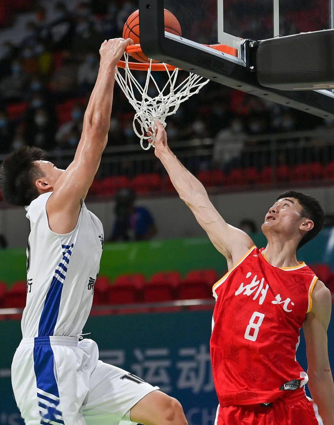 湖北男篮艰苦拼搏，打破险局成功保持领先的简单介绍