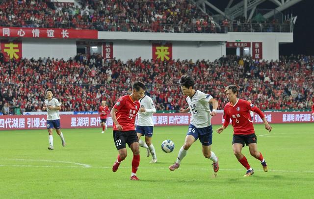 足球赛事现场打破传统，掀起狂潮的简单介绍