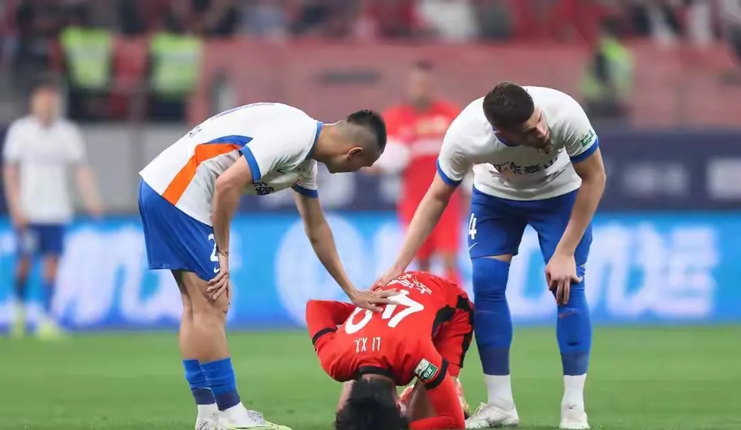 激烈碰撞:两支强队的对决引爆球场 激烈碰撞:两支强队的对决引爆球场