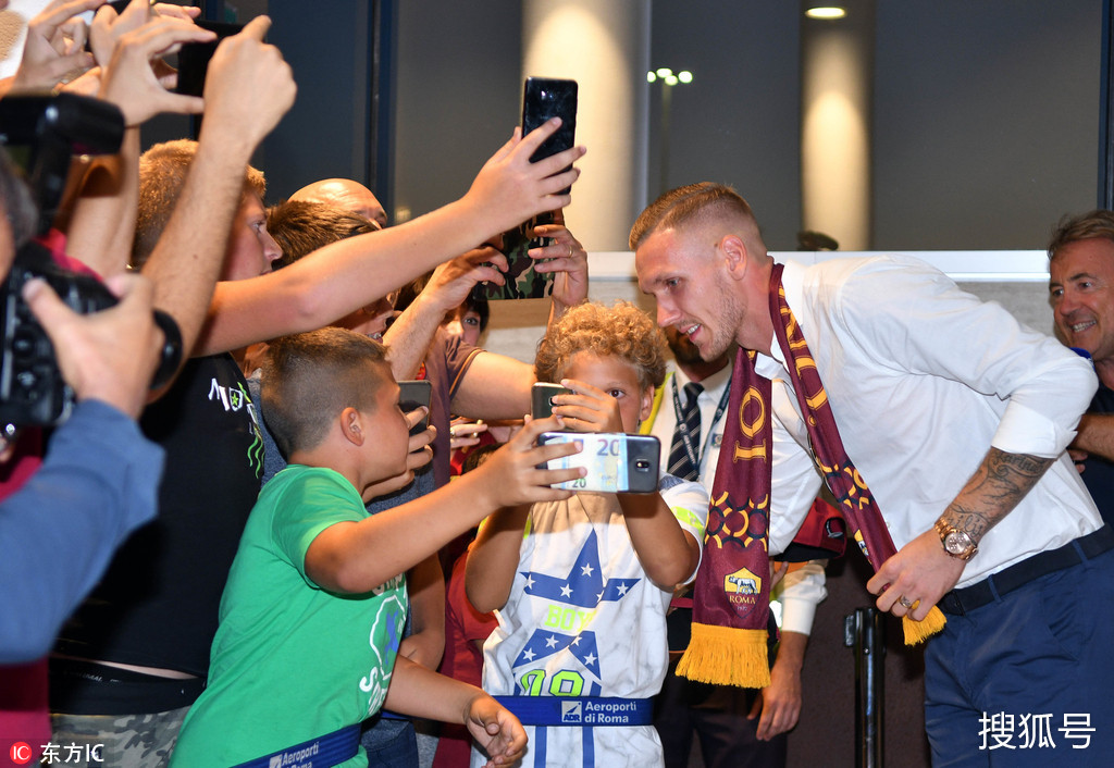 雷恩队员发挥出色,球迷为之振奋 雷恩队员发挥出色,球迷为之振奋