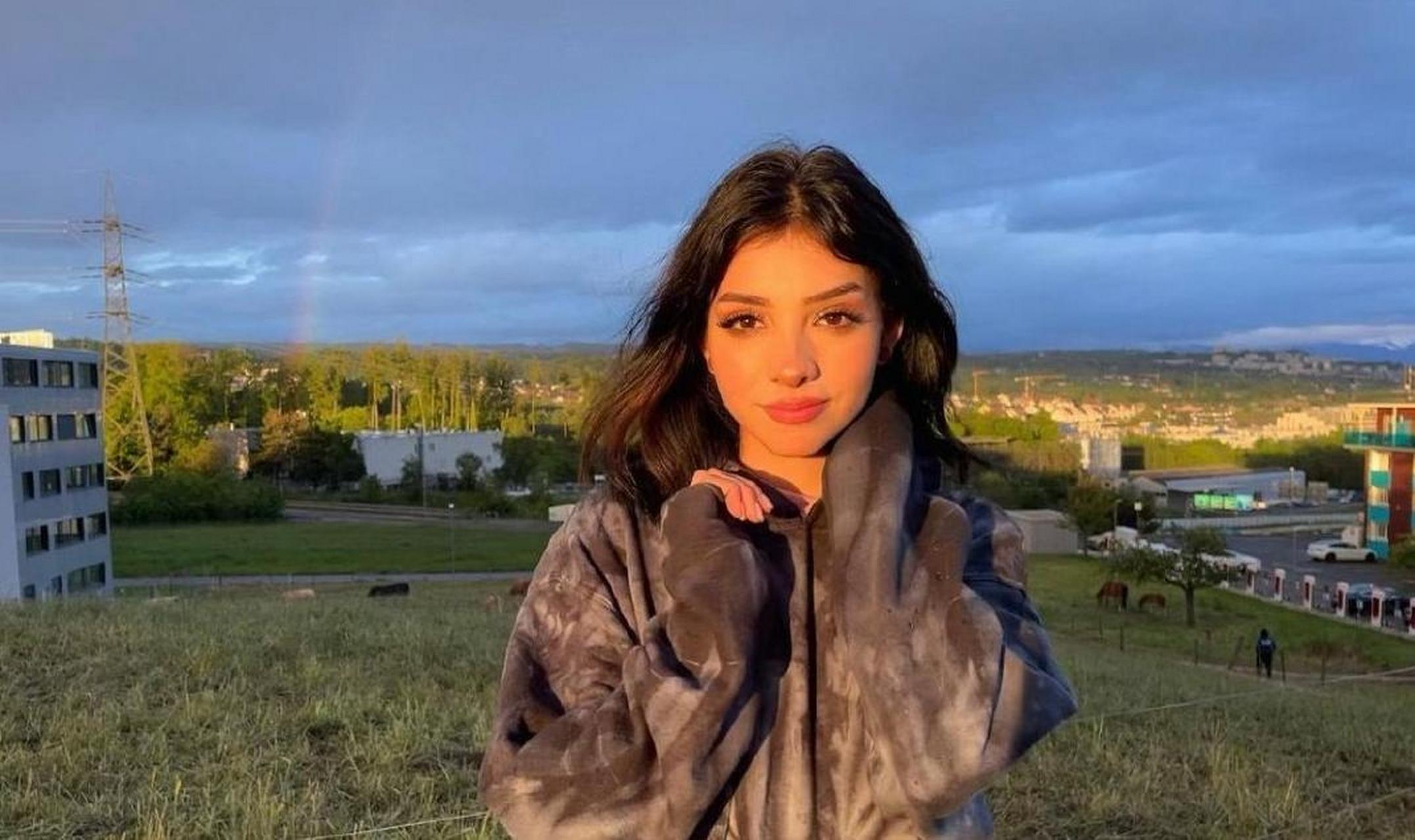 包含哥伦比亚女足球明星夺射手王的词条