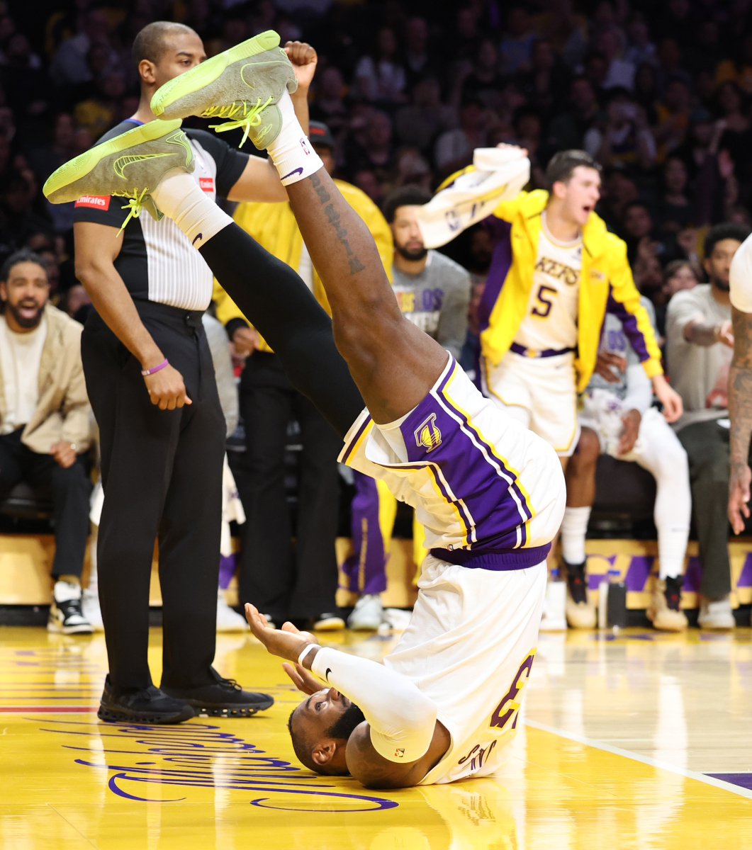 关于圣诞大战再遭逆转！湖人不敌篮网，季后赛形势不妙的信息