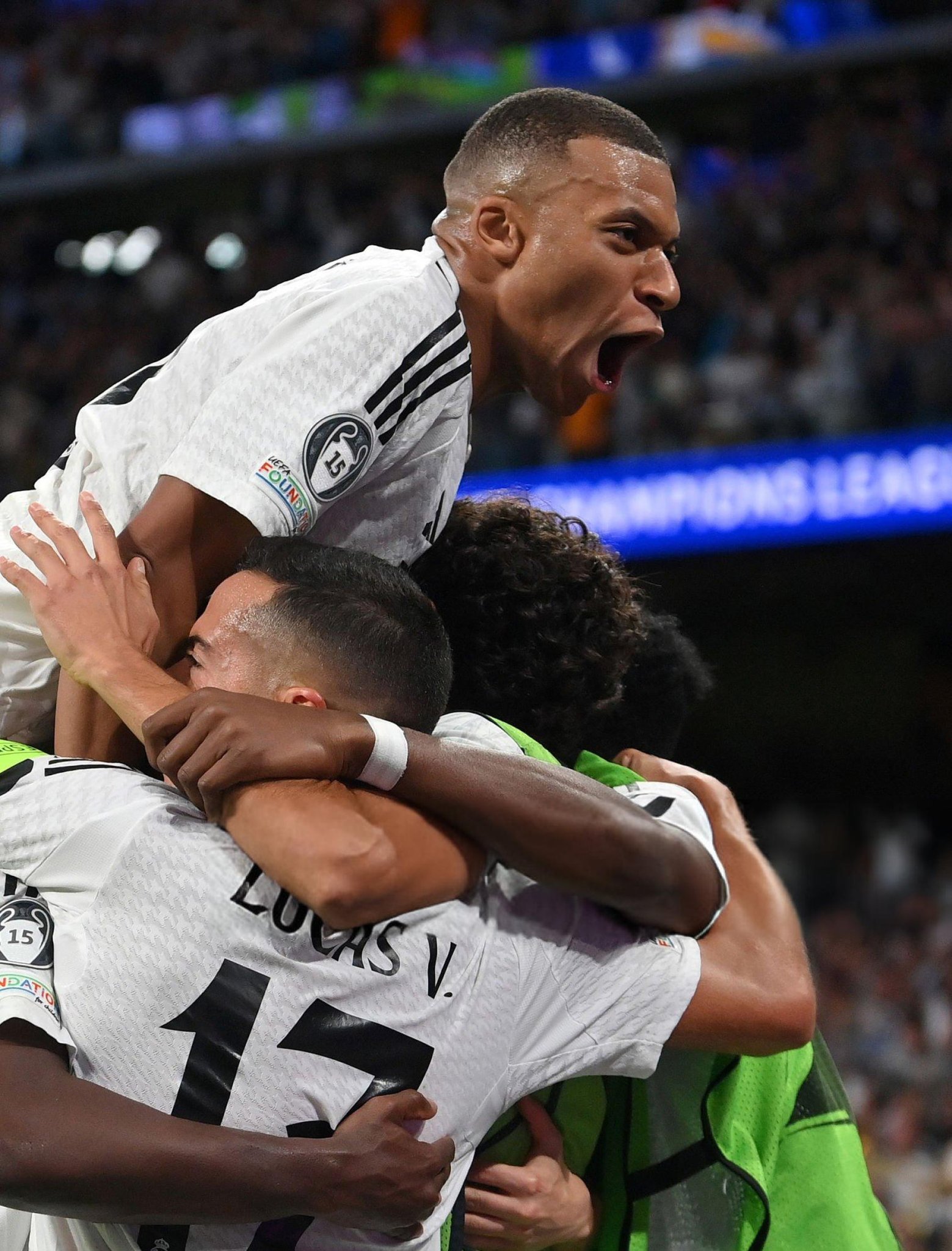 欧预赛赛场风起云涌，双方拼尽全力