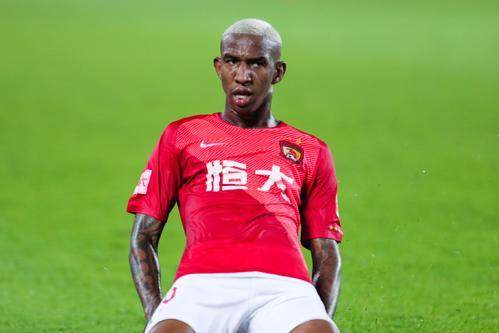 包含苏宁遭遇困境，三连败成绩下滑令球迷忧心的词条