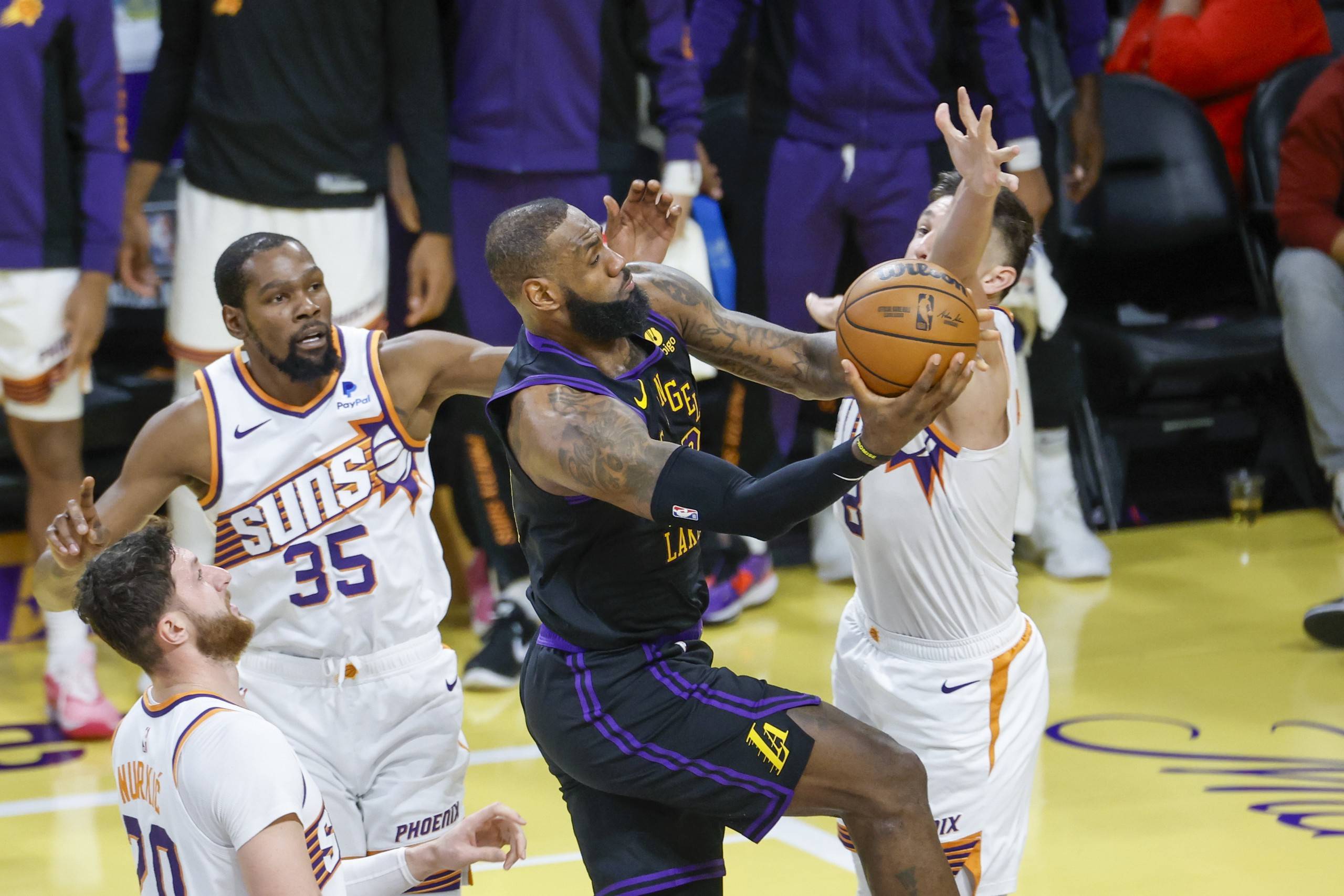 快船绝杀湖人，布克扛起全队的简单介绍