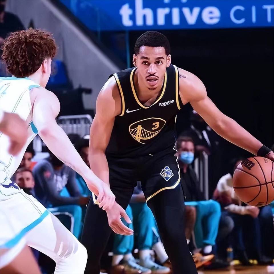 关于奇才横扫加拿大男篮，萨姆·米切尔三分雨点燃全场的信息