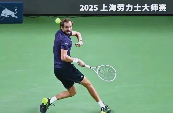 法国网球队鏖战日本网球队，德约科维奇送出助攻的简单介绍