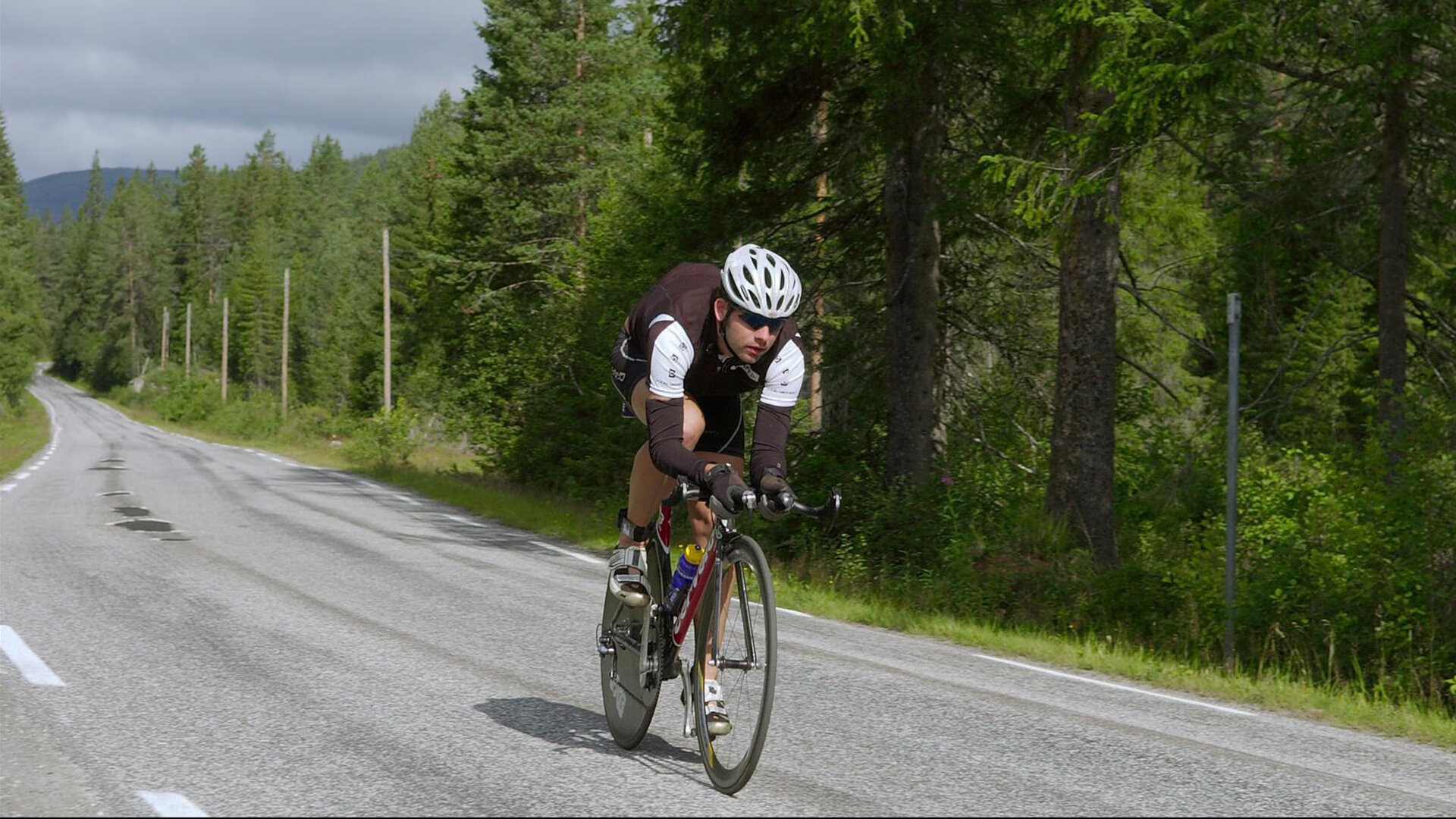 骑士横扫爵士，布克在关键时刻展现巨星价值